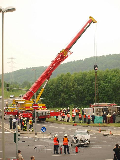 Schwerer Unfall mit Reisebus Lohmar Donrather Dreieck P437.JPG